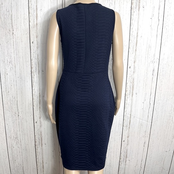 NWT ASOS MATERNITY Navy Quilted Sheath Dress Sleeveless Faux Wrap Size 6 - Picture 3 of 11